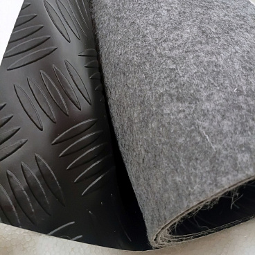 Protiskluzová černá  gumová rohož se vzorem šachovnicového plechu 300 x 200 cm